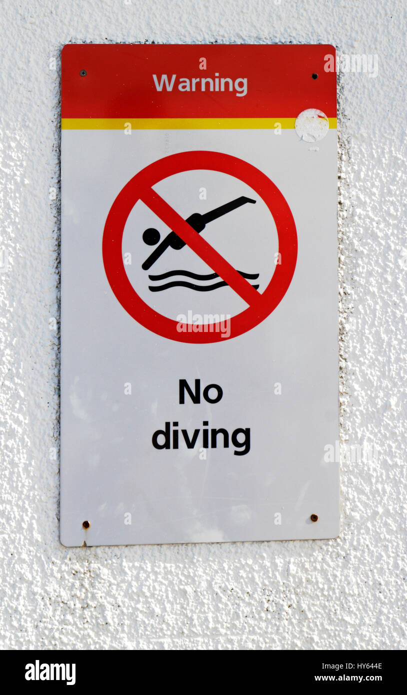 Un panneau No Diving sur la jetée de North Norfolk à Cromer, Norfolk, Angleterre, Royaume-Uni, Europe. Banque D'Images
