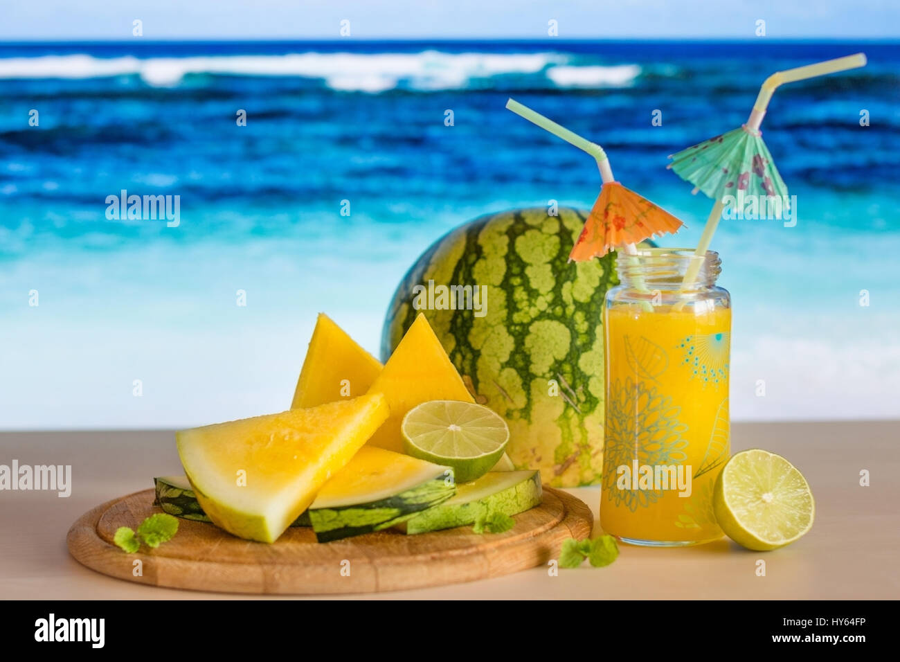 Smoothie pastèque avec de la chaux et de menthe sur la plage Banque D'Images