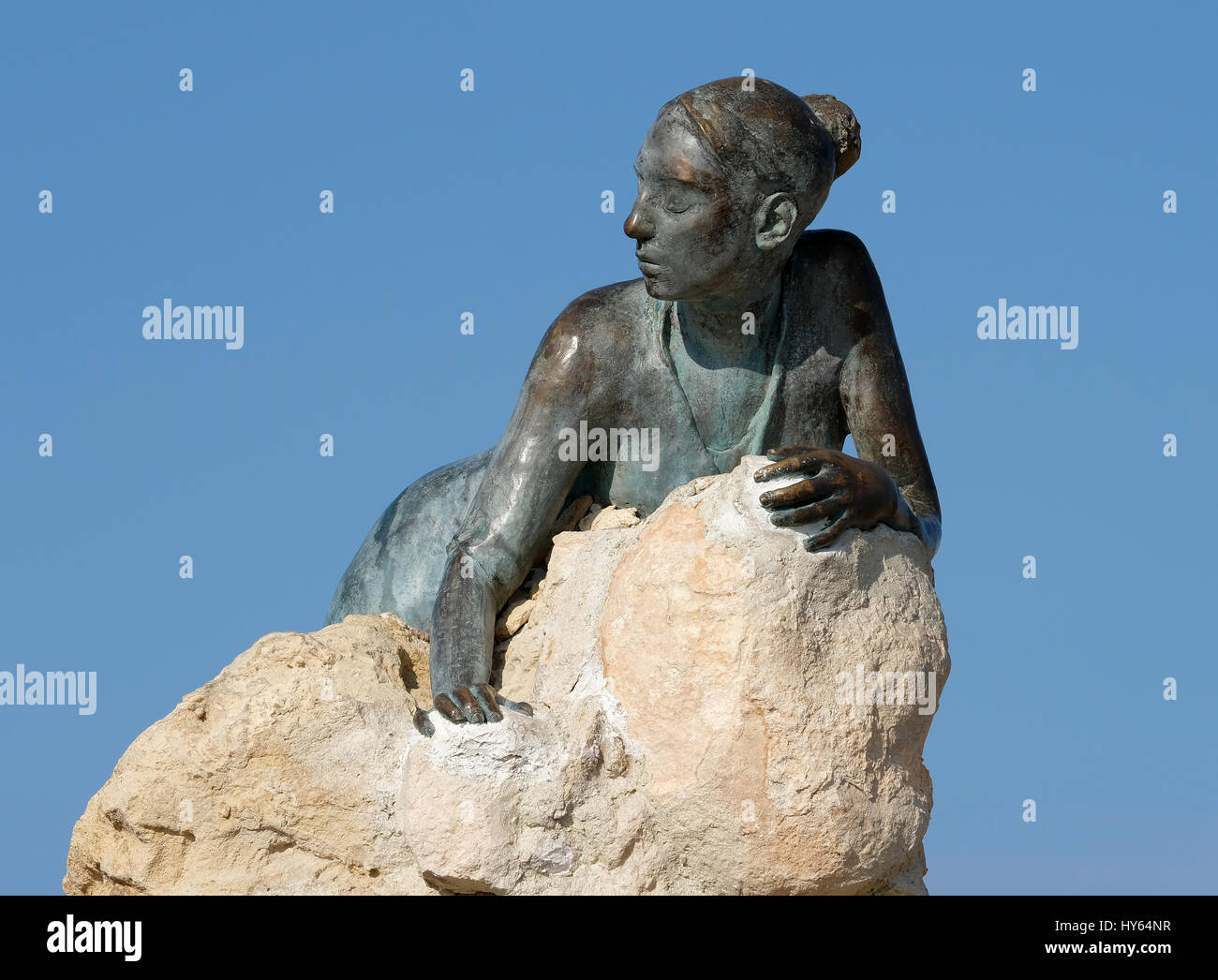 "Sol Alter" par Anna Maria Ioannidou, cette sculpture ou statue se trouve à côté du sentier côtier près de Paphos Paphos Fort à Stock Photo "Sol Alter" par Anna Maria Banque D'Images