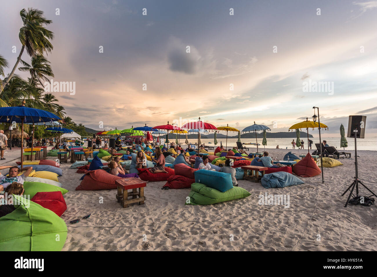 LANGKAWI, MALAISIE, le 19 janvier 2017 : les touristes prendre un verre dans un bar sur la plage sur la plage de Cenang Langkawi, une île de la mer d'Andaman en Malaisie Banque D'Images