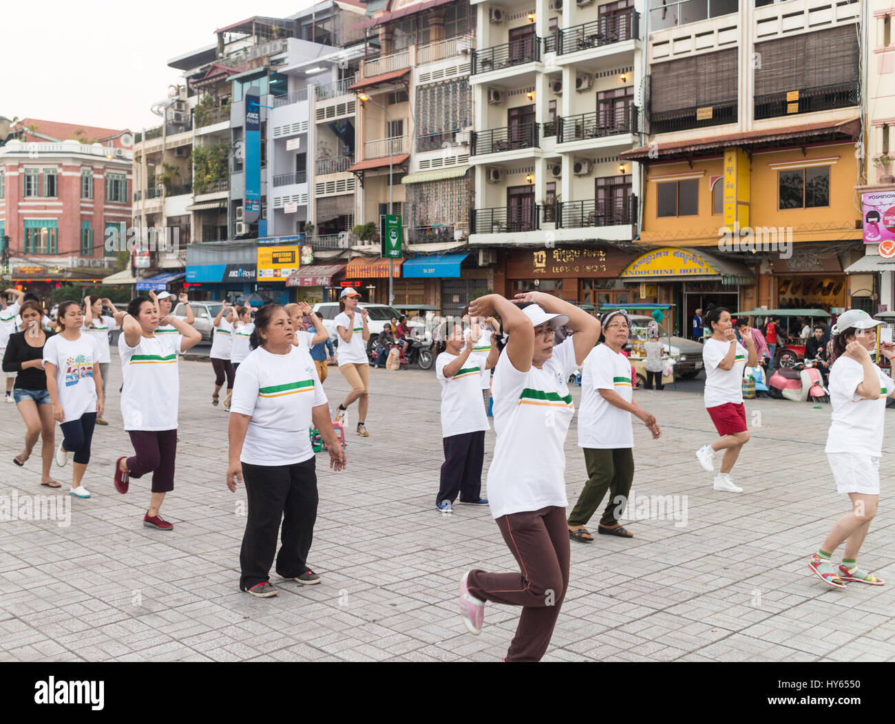 Phnom Penh, Cambodge - 24 janvier 2016 : Les femmes n'Gym de groupe dans le Mékong Riverfront Promenade à Phnom Penh, capitale du Cambodge. Banque D'Images