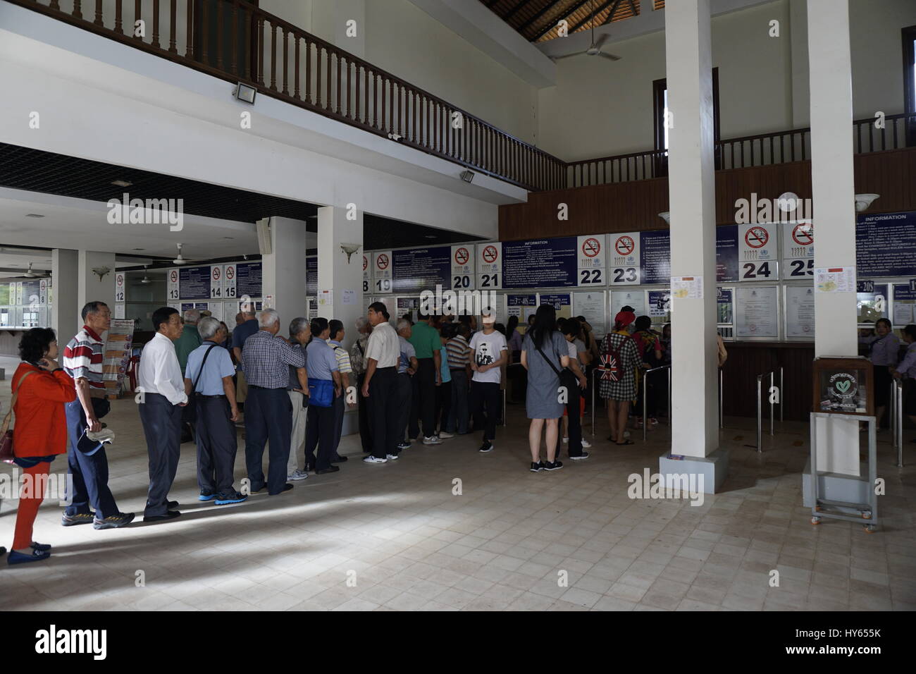 Les touristes faisant la queue pour acheter des billets à la billetterie d'Angkor Wat Banque D'Images
