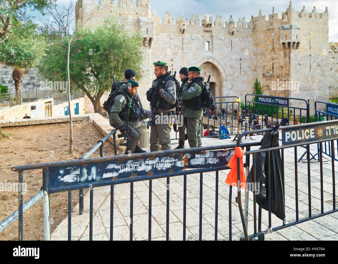 Jérusalem, Israël - 29 décembre 2016 : Les agents sont en service près de Damas Nachem Gate de vieille ville de Jérusalem. Ils ont été construits au 16ème siècle Banque D'Images
