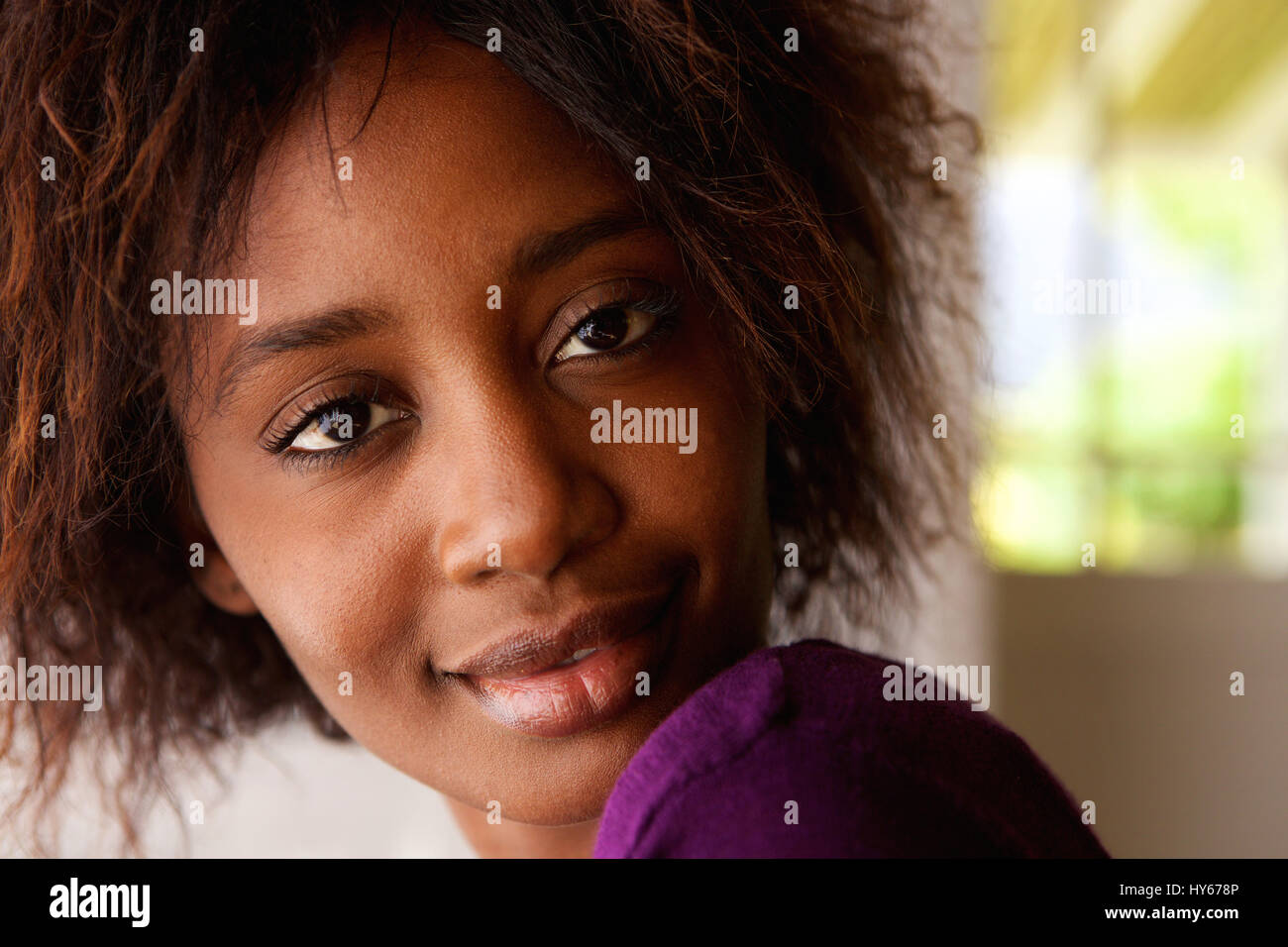 Close up portrait of a beautiful young african american woman looking at camera Banque D'Images