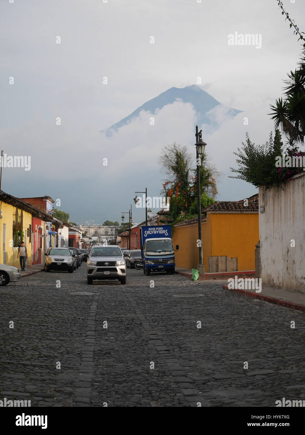 Rues dans Antigua Guatemala maisons minuscules boutiques et personnes Banque D'Images