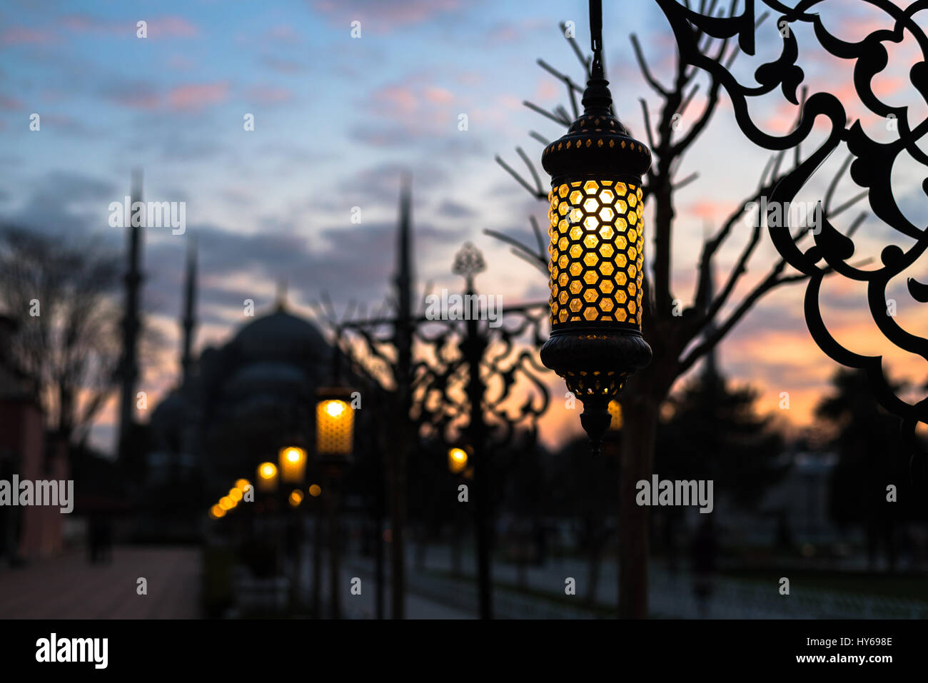 Mosquée Bleue Sultan Ahmed ossature avec des lanternes en bokeh au coucher du soleil. Istanbul, Turquie Banque D'Images