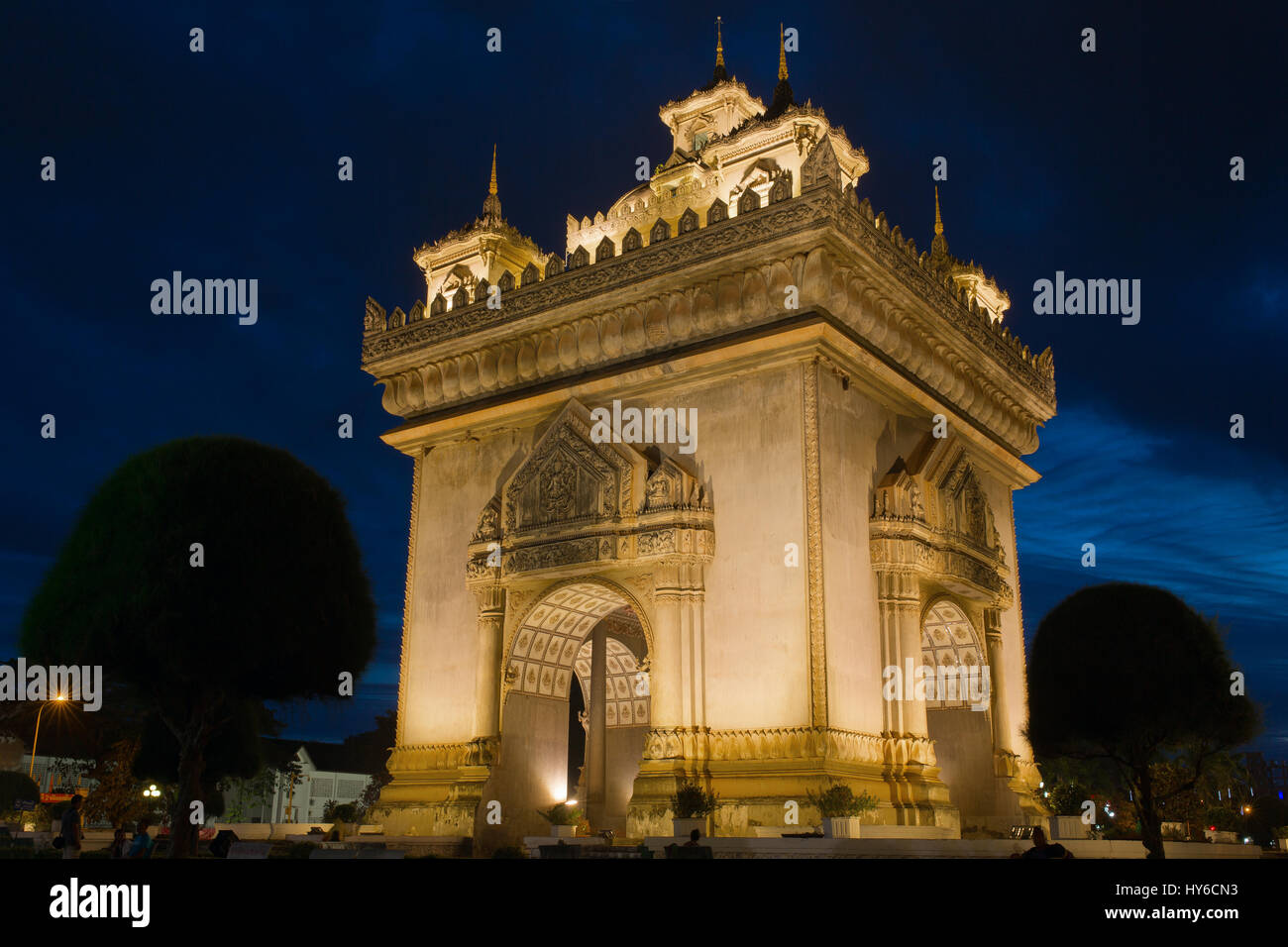 Monument Patuxai la nuit à Vientiane, Laos Banque D'Images