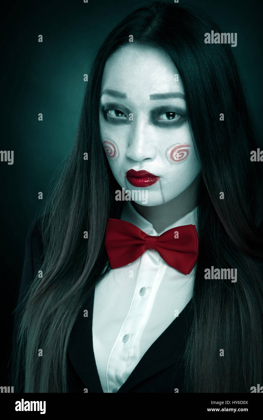 Femme avec un miroir effrayant Photo Stock - Alamy