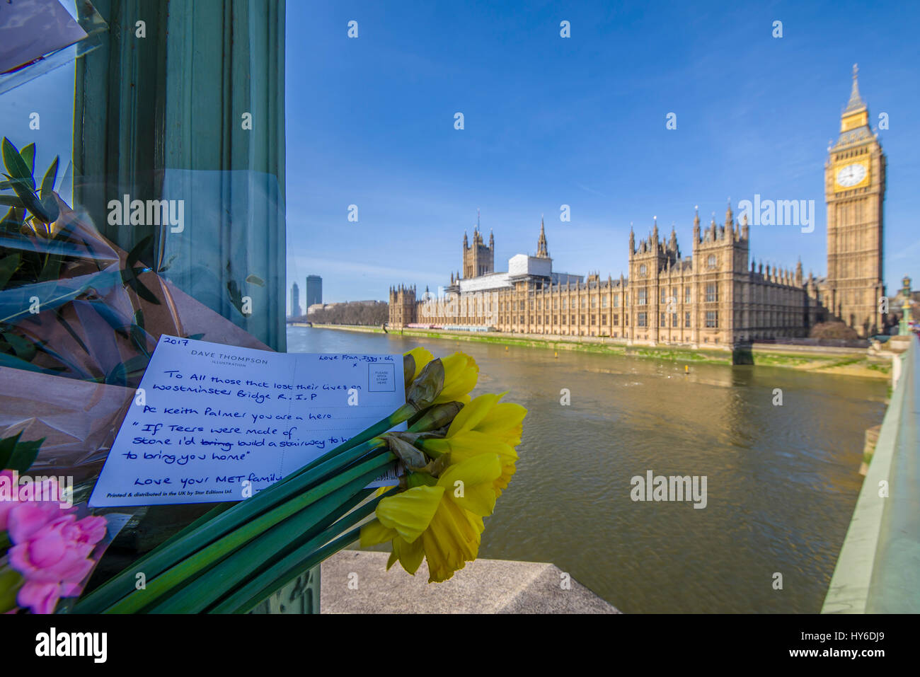Tributs floraux sur le pont de Westminster, Londres, honorant les vies perdues d'actions terroristes le 22 mars 2017 ici et sur des Maisons du Parlement Banque D'Images