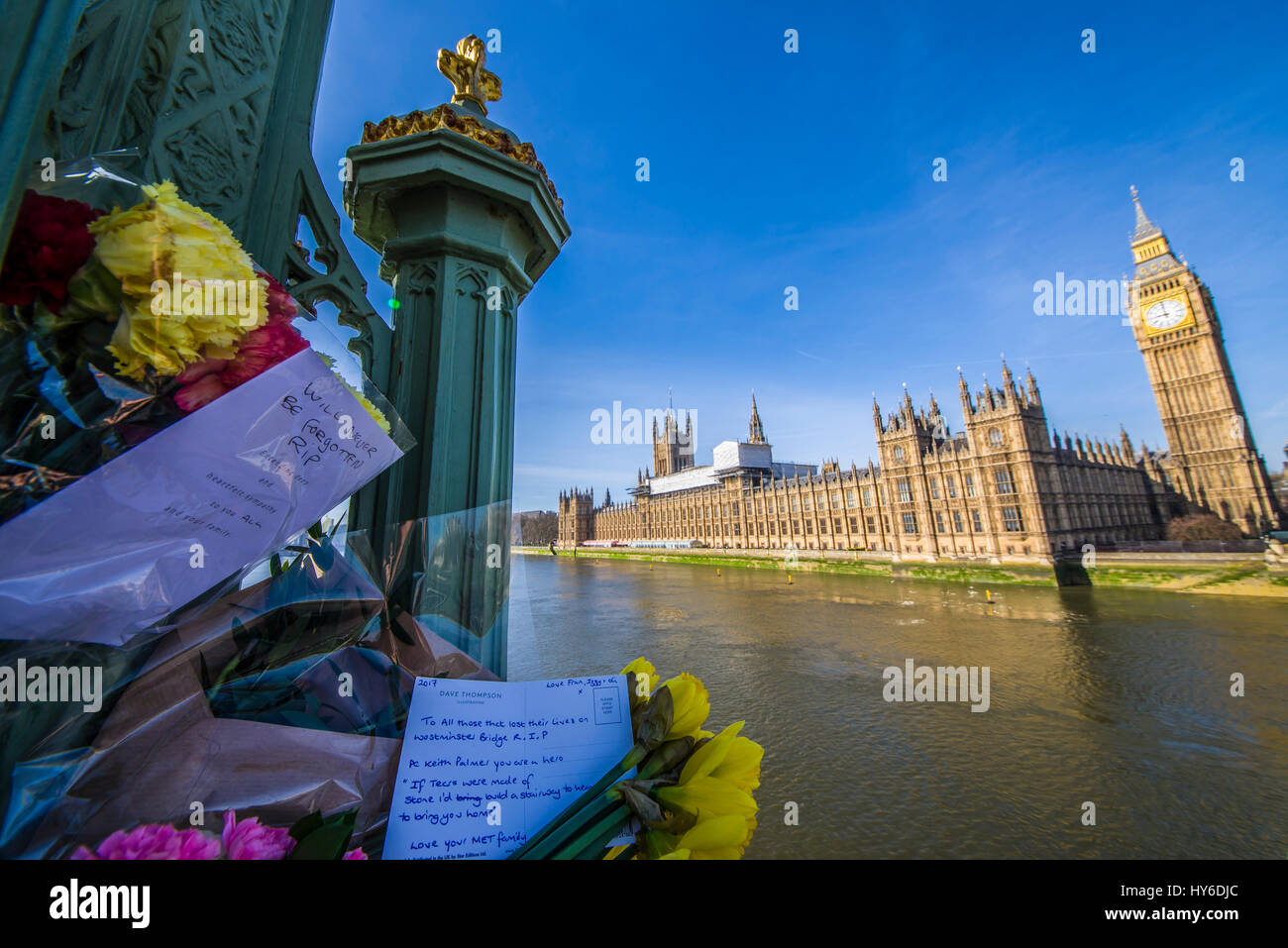 Tributs floraux sur le pont de Westminster, Londres, honorant les vies perdues d'actions terroristes le 22 mars 2017 ici et sur des Maisons du Parlement Banque D'Images