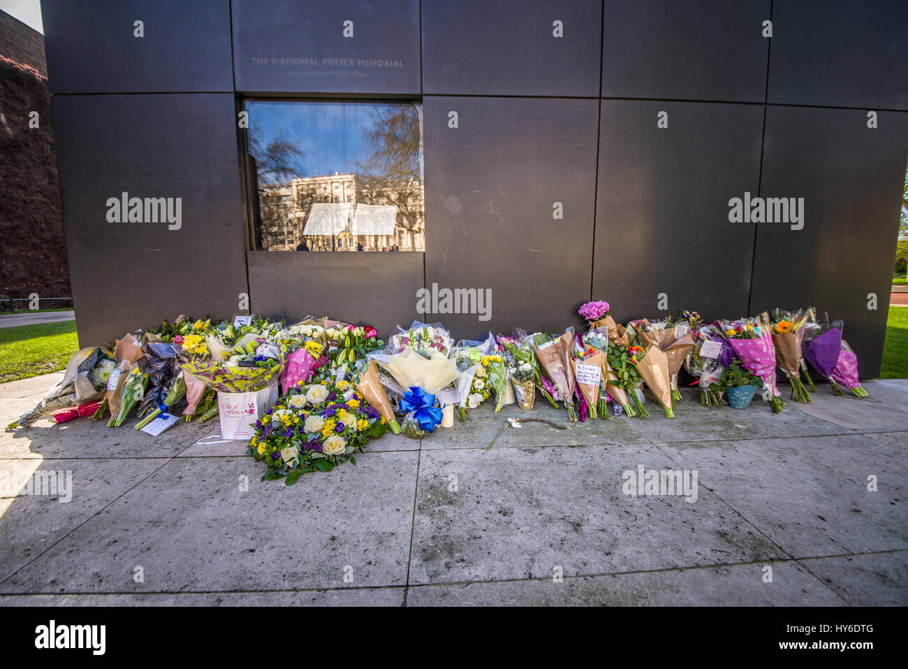 Tributs floraux en l'honneur de Keith Palmer PC placé à la Police nationale dans le centre commercial Memorial Londres.PC Palmer a été tué au Parlement par le terrorisme Banque D'Images
