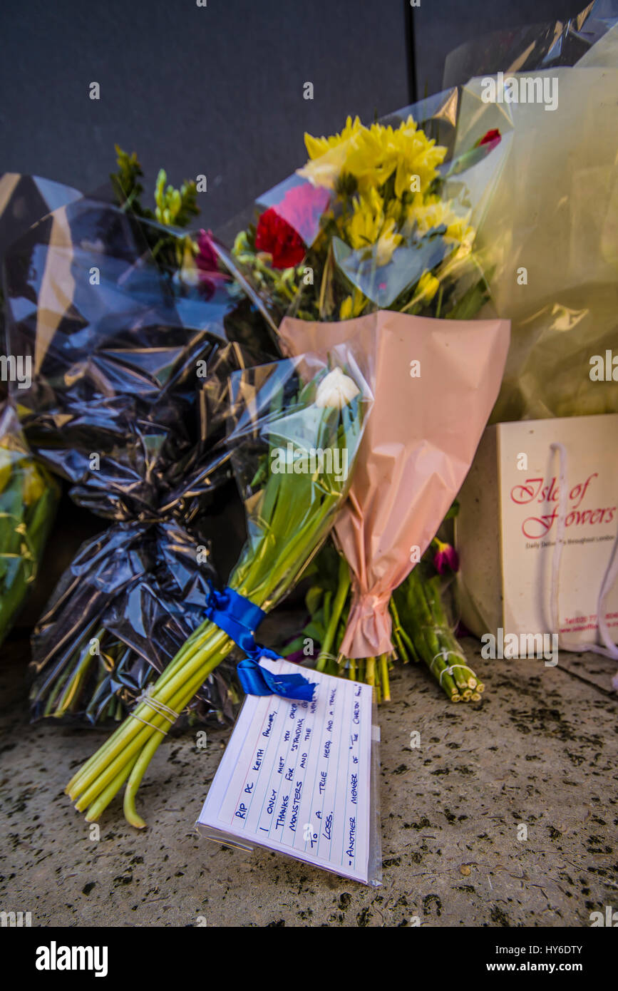 Tributs floraux en l'honneur de Keith Palmer PC placé à la Police nationale dans le centre commercial Memorial Londres.PC Palmer a été tué au Parlement par le terrorisme Banque D'Images