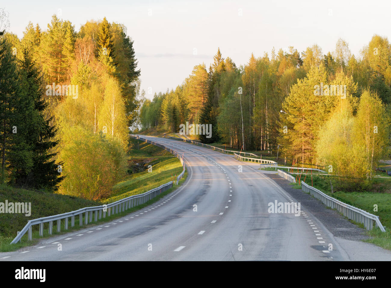 Route en Laponie, dans le nord de la Suède Banque D'Images