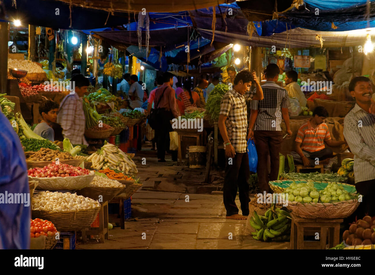 Les gens du shopping à un marché à Mysore, Inde du Sud Banque D'Images