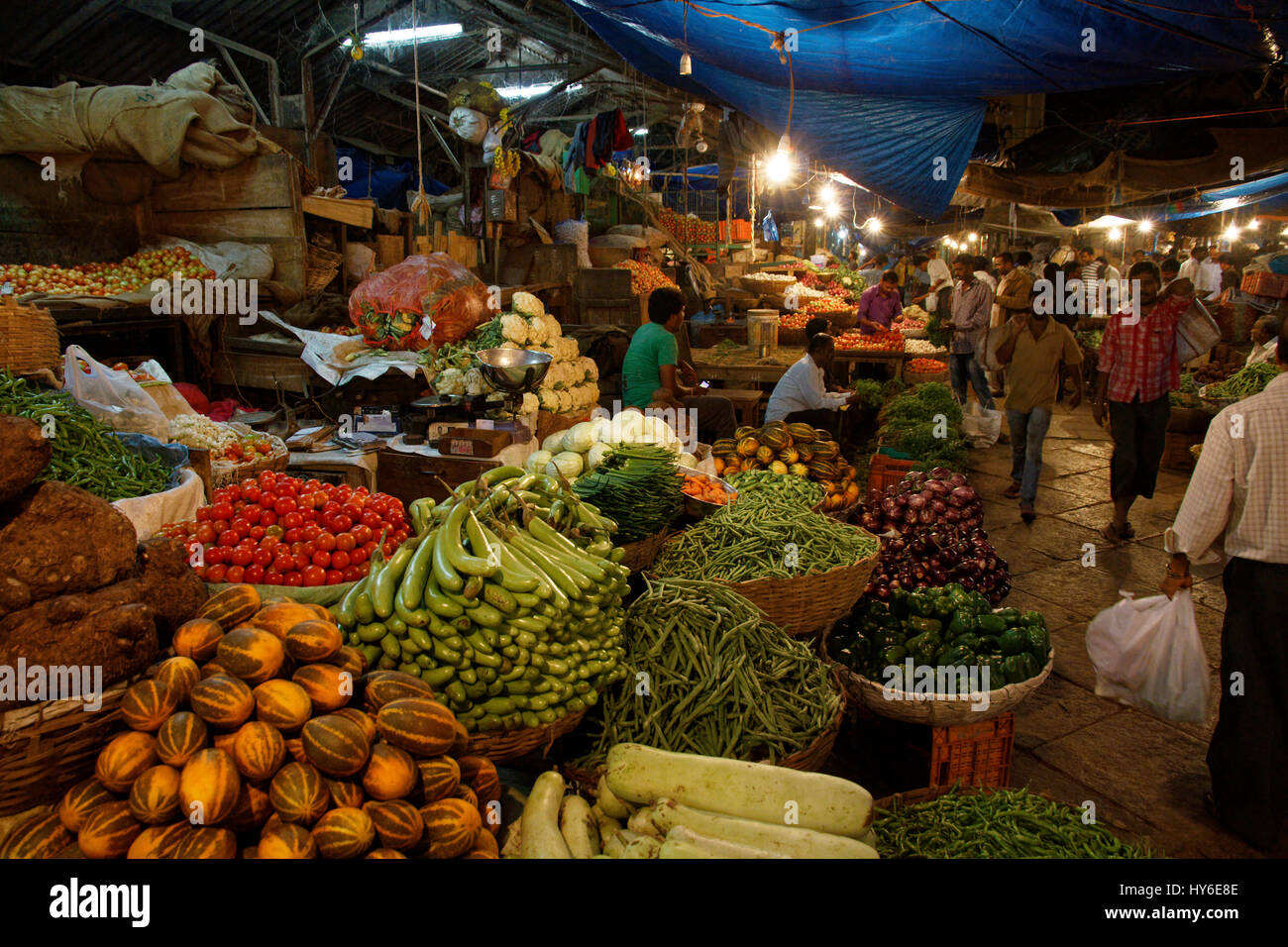 Les gens du shopping à un marché à Mysore, Inde du Sud Banque D'Images