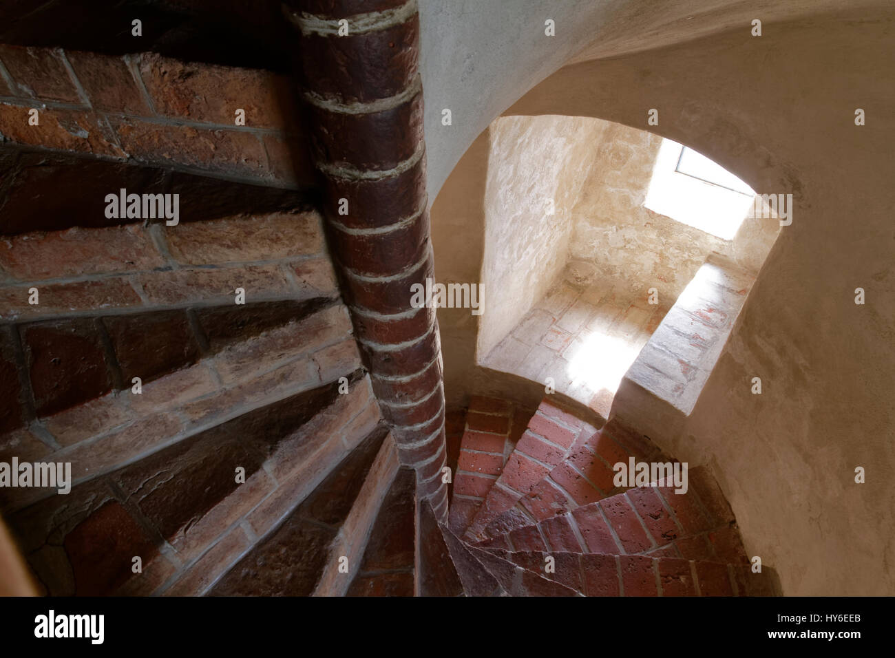À l'intérieur escalier tournant étroit le château de Turku à Turku, Finlande Banque D'Images