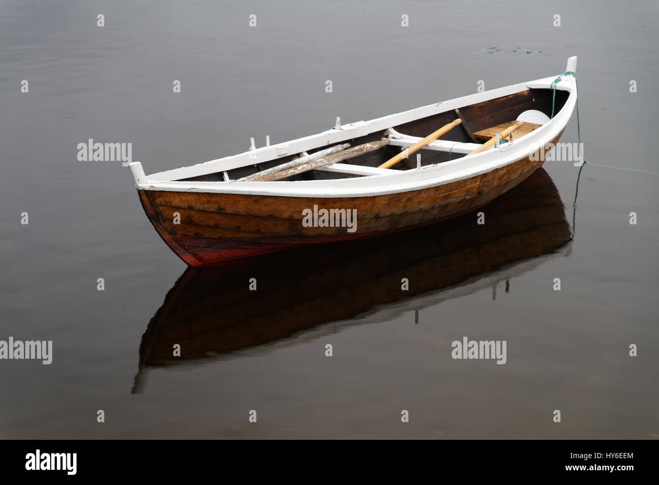 Bateau en bois sur un lac Banque D'Images