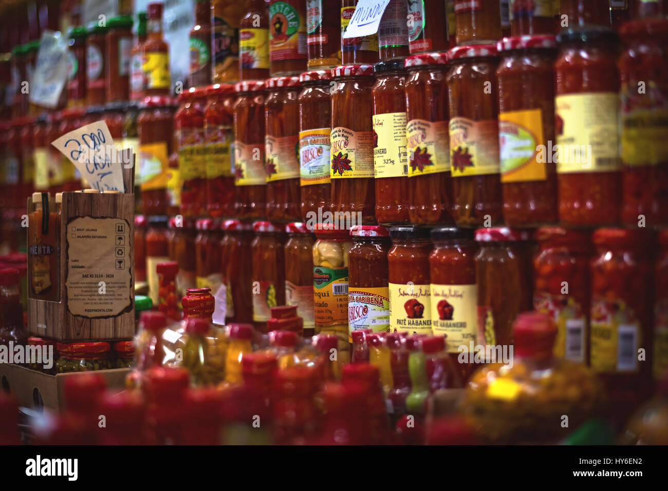 Plusieurs pots de poivron rouge, empilés pour la vente sur le marché. Banque D'Images