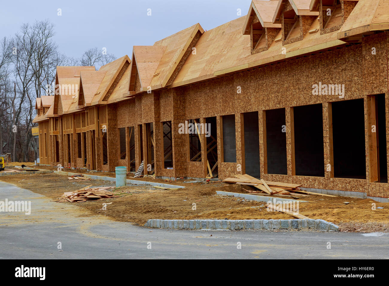 Nouvelles maisons en construction en Amérique du Nord le chaos apparent d'une maison en construction du châssis Banque D'Images