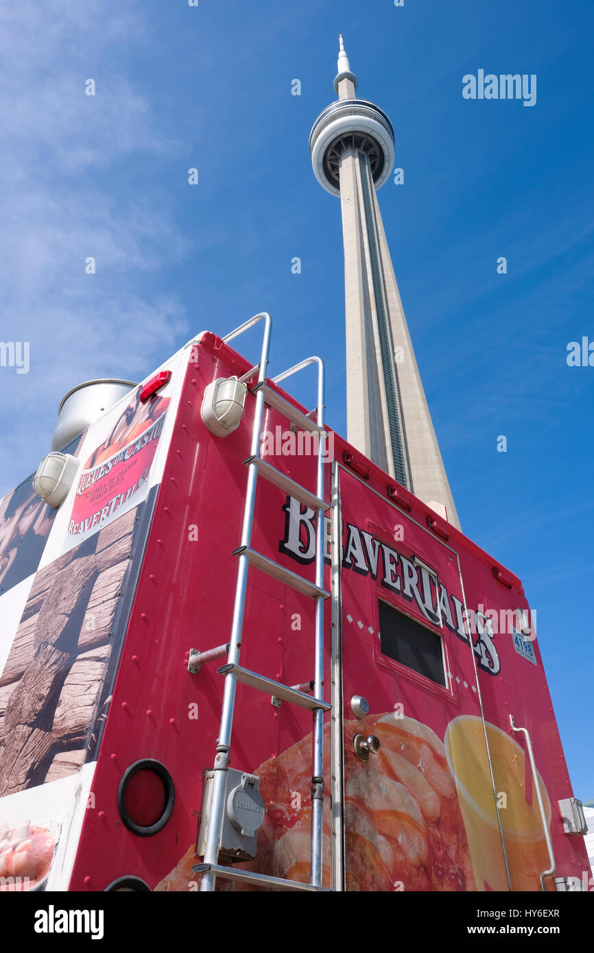 Tour CN regardant vers le ciel avec un camion de pâte frite BeaverTails, nourriture de rue, deux icônes canadiennes dans la tour CN Toronto, Ontario, Canada. Banque D'Images