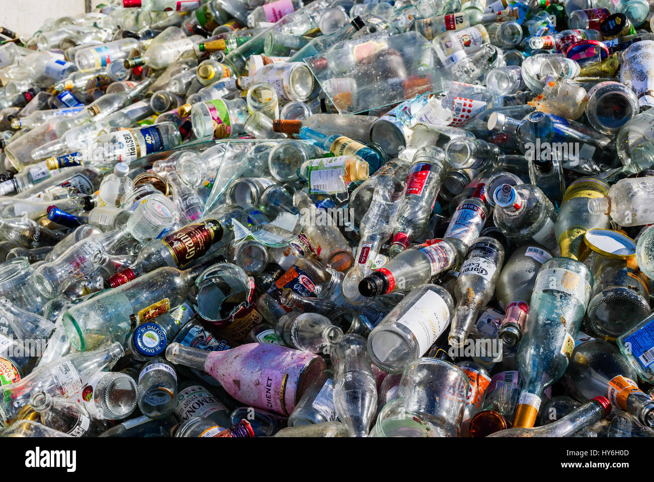 Ronneby, Suède - le 27 mars 2017 : Documentaire de gaspillage de fonds publics. Gros tas de verre clair destiné au recyclage. Banque D'Images
