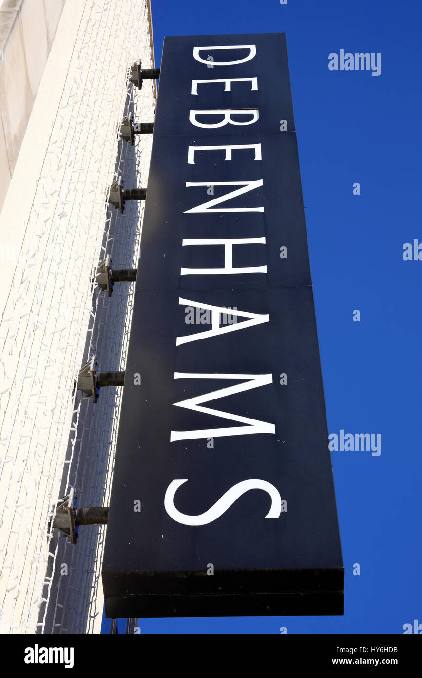 Carmarthen, pays de Galles, Royaume-Uni, le 22 octobre 2016 logo : Debenhams enseigne publicitaire à l'extérieur de l'un de ses magasins dans le centre-ville Banque D'Images