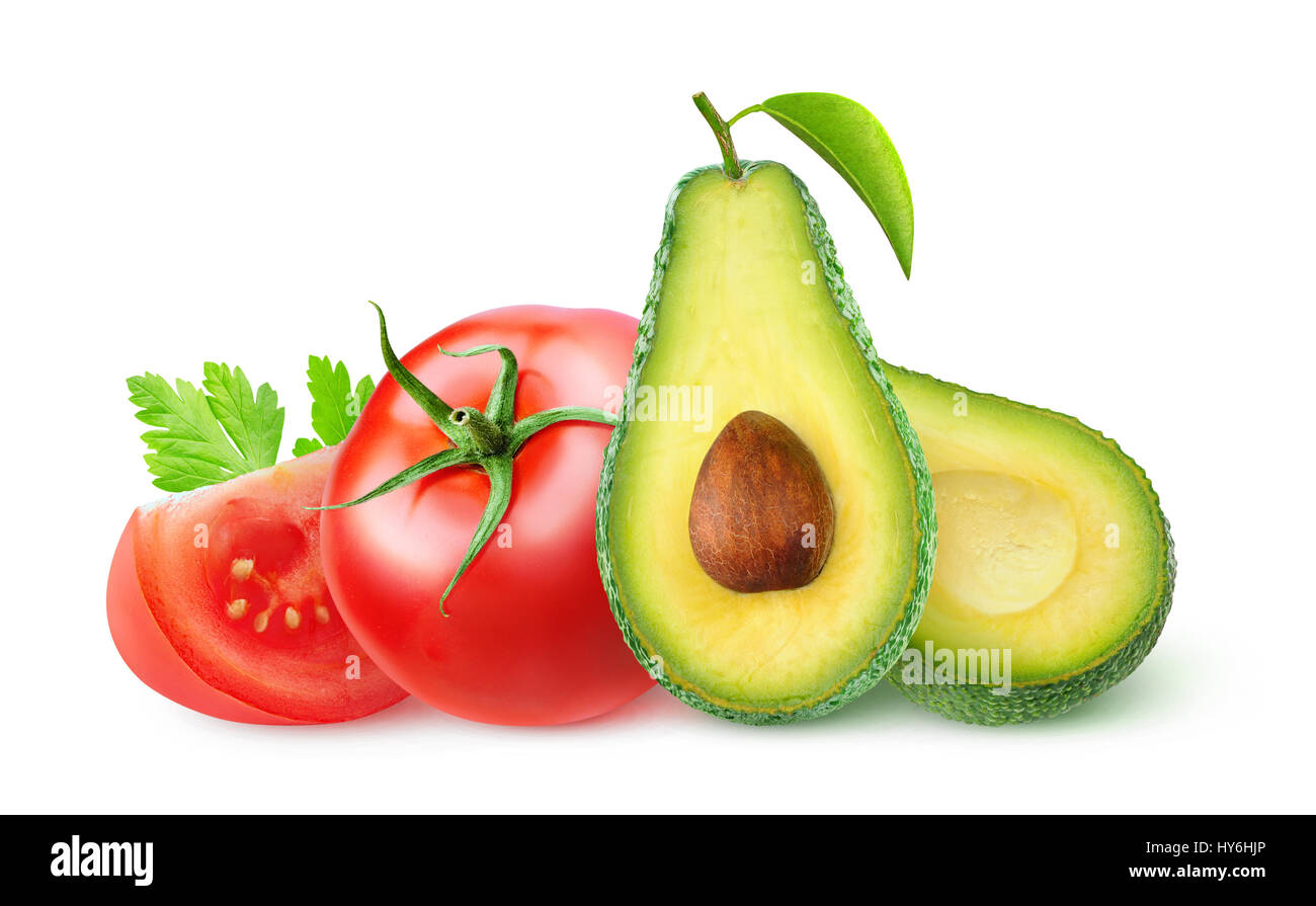 Légumes isolées. Fruits avocat frais coupés en deux et les tomates isolé sur fond blanc avec clipping path Banque D'Images