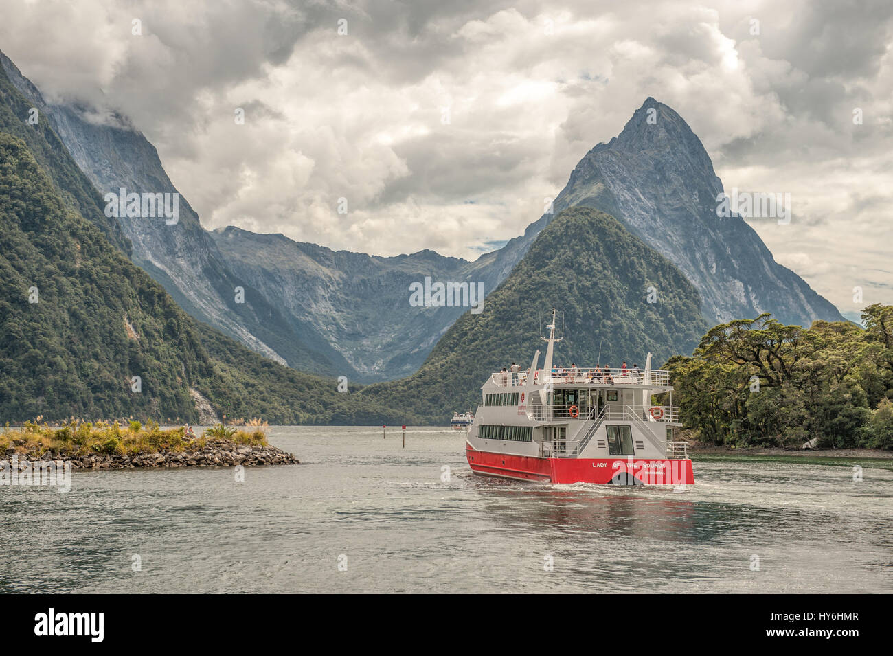Excursion en bateau croisière dans Milford Sound, Fiordlands National Park, New Zealand Banque D'Images