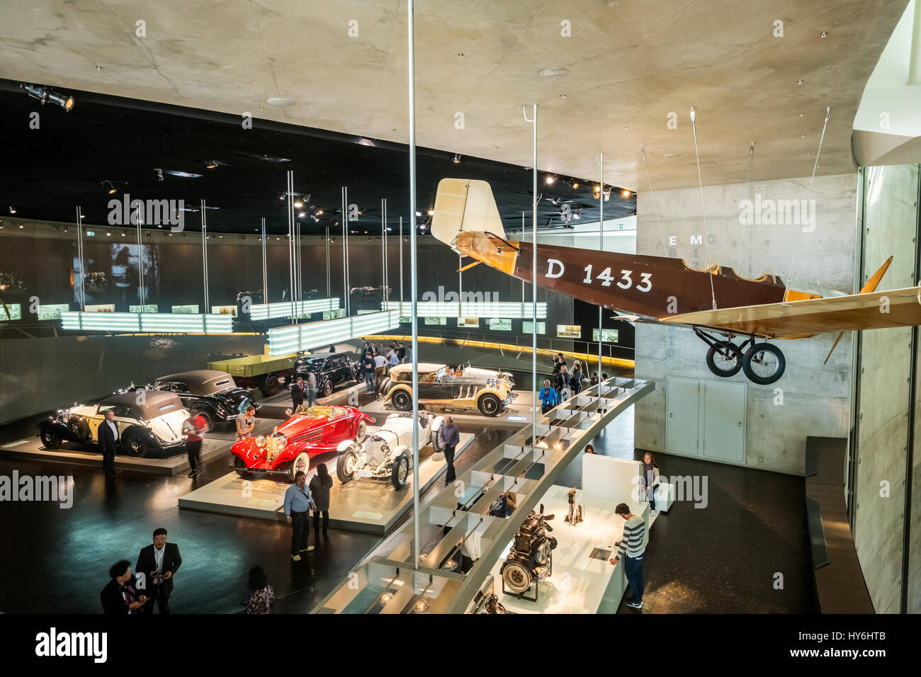 Stuttgart, Allemagne, le 28 mars 2017. Intérieur de la musée Mercedes Benz à Stuttgart. Banque D'Images
