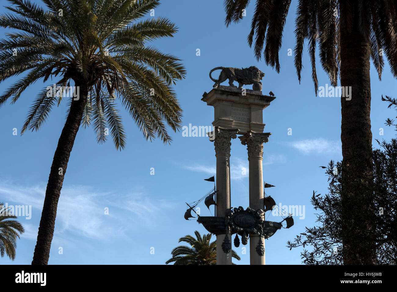 Monument à Christophe Colomb avec un modèle détaillé de son navire, le Santa Maria dans les jardins de Murillo à Séville, Andalousie, province de l'Espagne. Banque D'Images