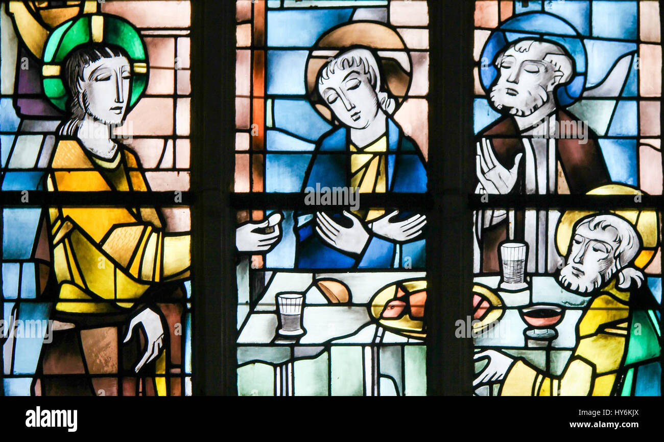 Vitraux dans l'église de Tervuren, Belgique, représentant Jésus à la Dernière Cène le Jeudi Saint Banque D'Images