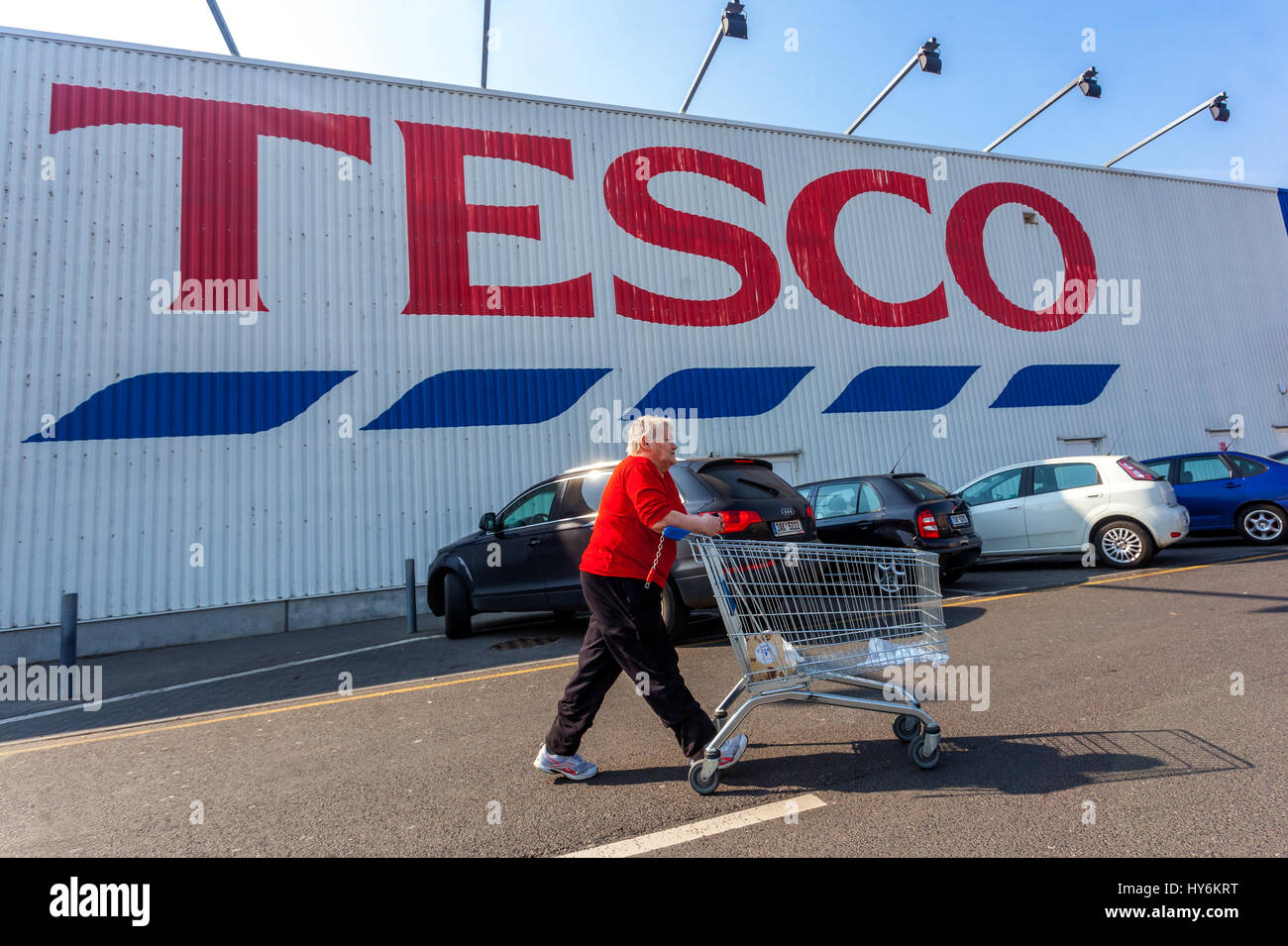 Enseigne de supermarché de magasin Tesco, logo, femme cliente âgée avec un chariot Tesco République Tchèque Banque D'Images