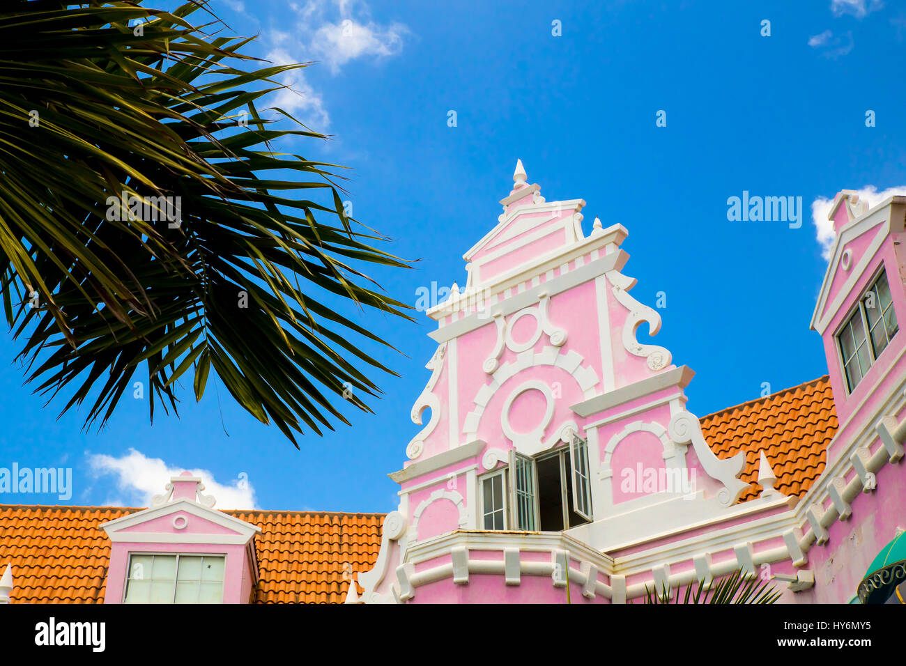 Exemple de l'architecture néerlandaise colorées et sur les bâtiments en ville des Caraïbes du centre-ville d'Oranjestad, Aruba Banque D'Images