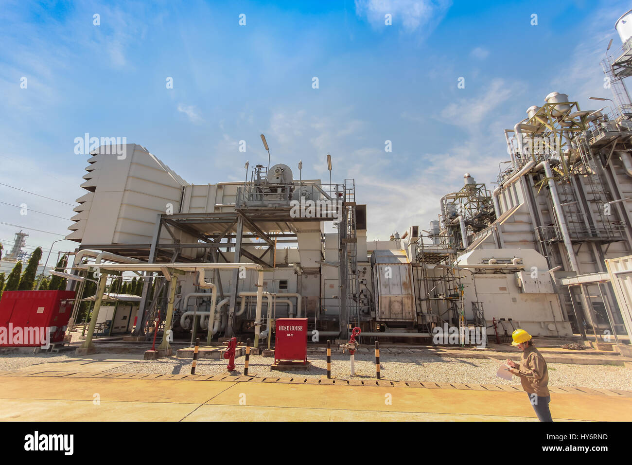 Centrale électrique à turbine à gaz avec ciel bleu Banque D'Images