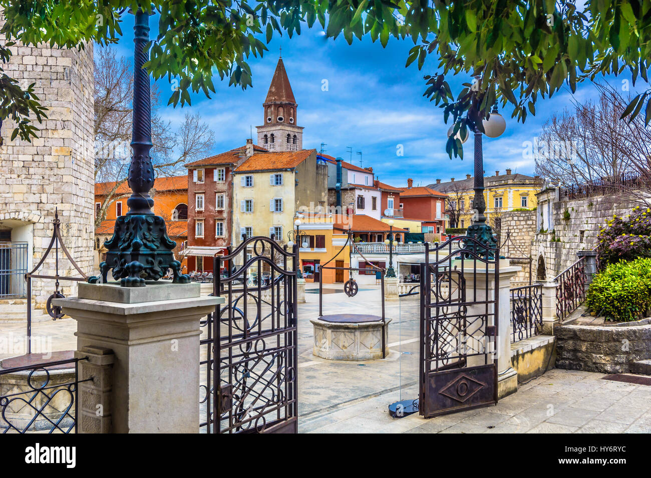Vue panoramique sur les monuments dalmates, la vieille ville de Zadar. Banque D'Images