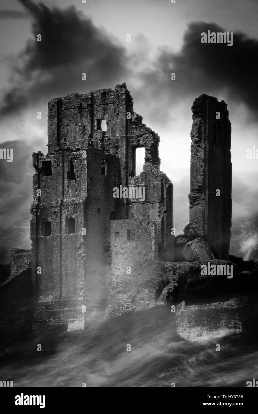 Image en noir et blanc de Corfe Castle enveloppé de brume, Dorset, UK Banque D'Images