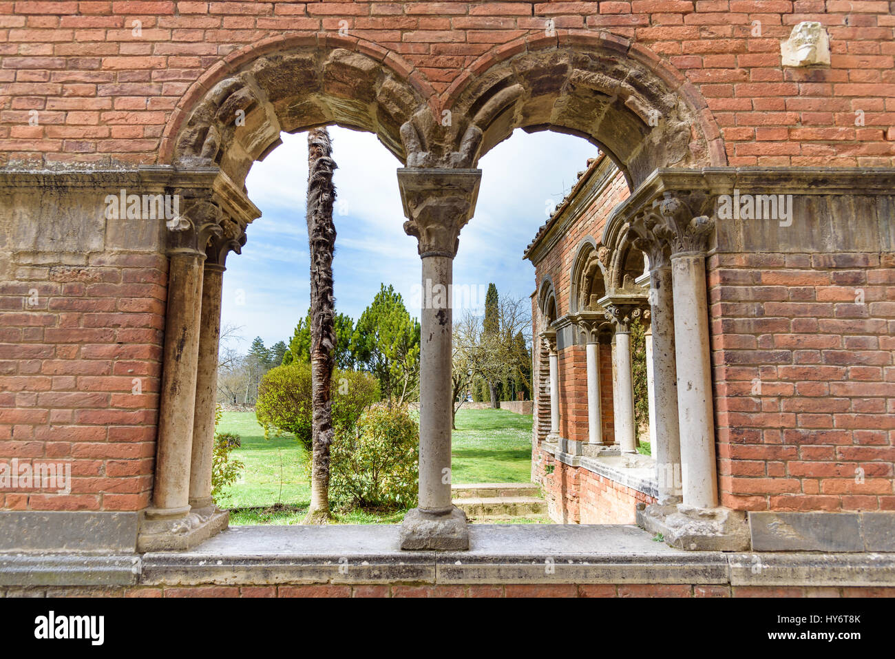 Fenêtre, colonne et vault, abbaye de San Galgano, province de Sienne, toscane, italie Banque D'Images