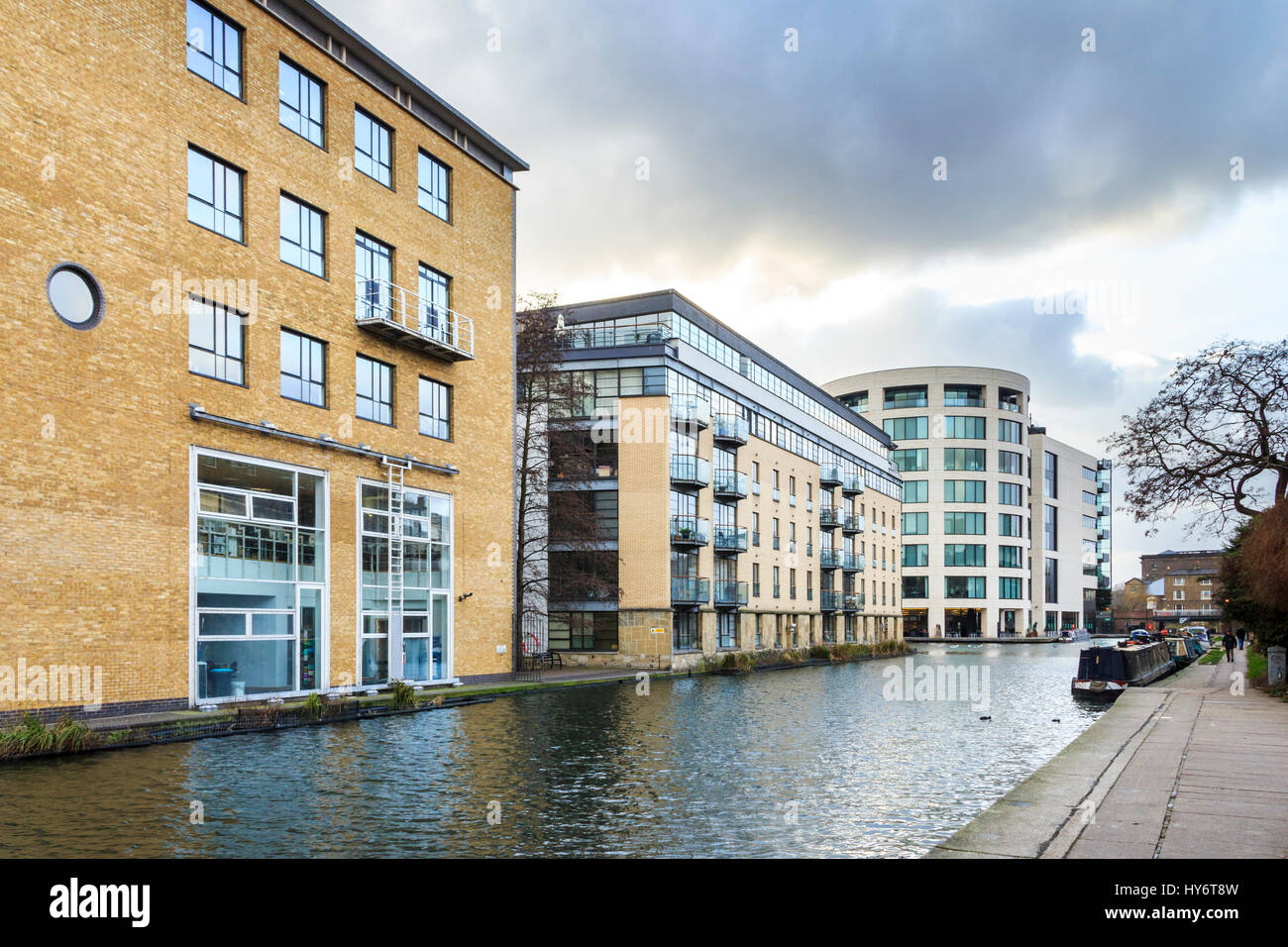 Narrowboats amarrés sur Regent's Canal, près de Ice Wharf apartments et les bureaux de Kings Place, King's Cross, Londres, UK Banque D'Images