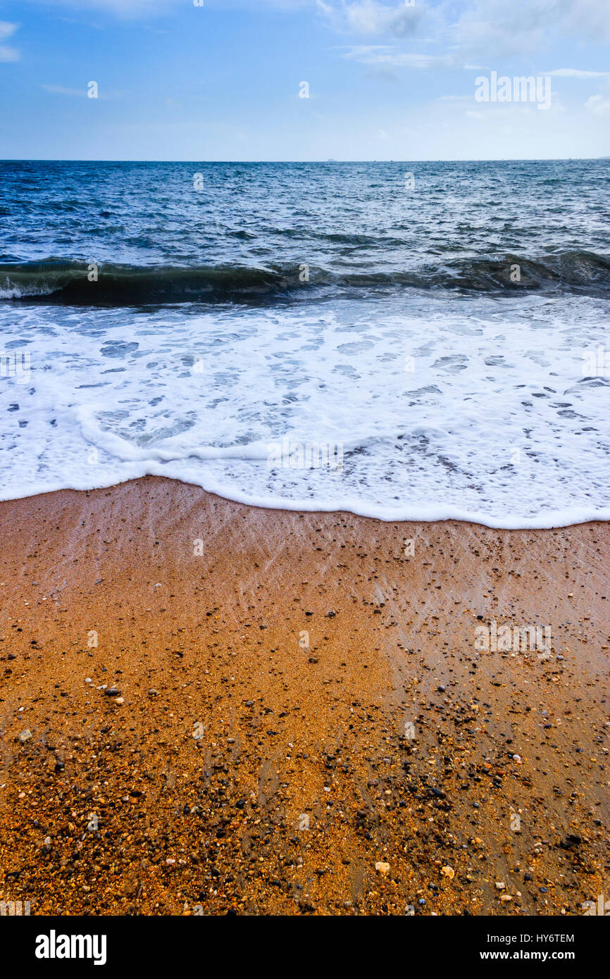 Aspect Portrait vue sur mer ou d'une plage de sable sur une journée d'été, Ringstead Bay, Dorset, England, UK Banque D'Images