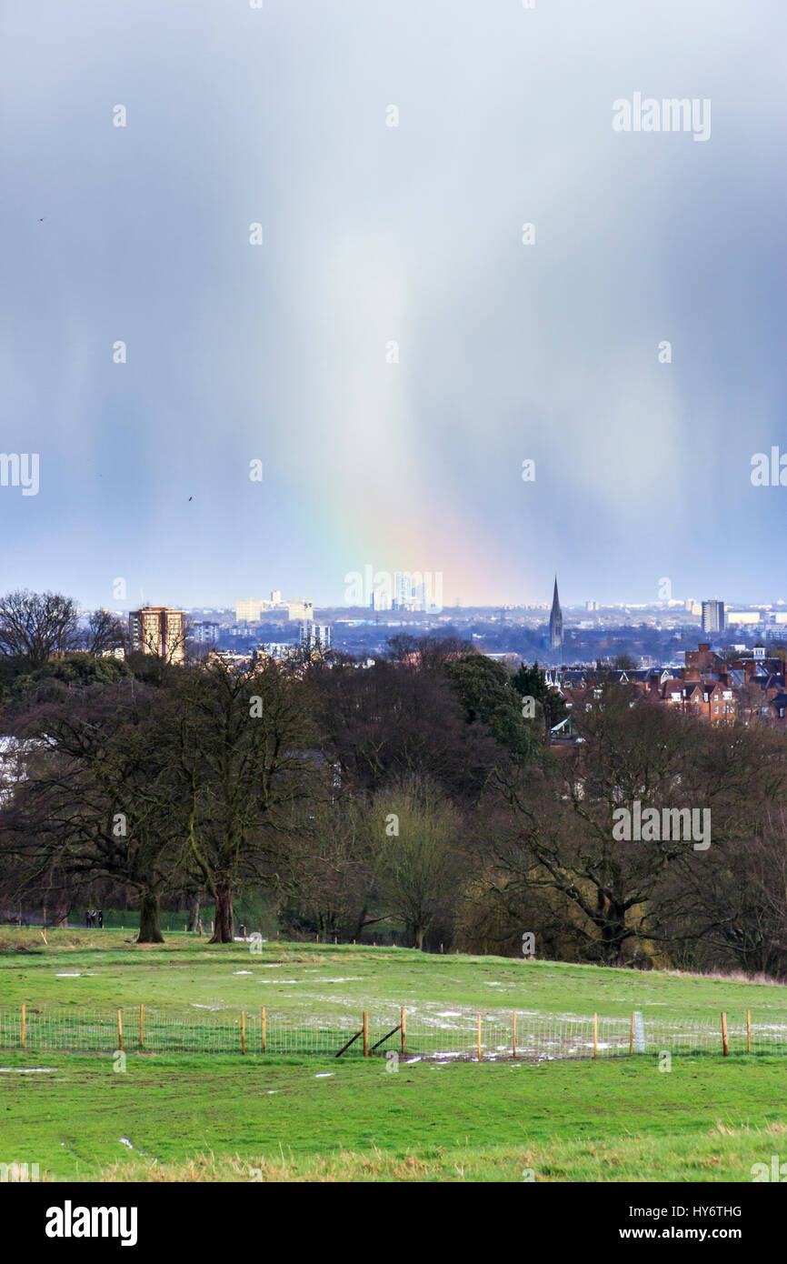 Des conditions météorologiques inhabituelles et arc-en-ciel sur la ville de Londres, Royaume-Uni Banque D'Images