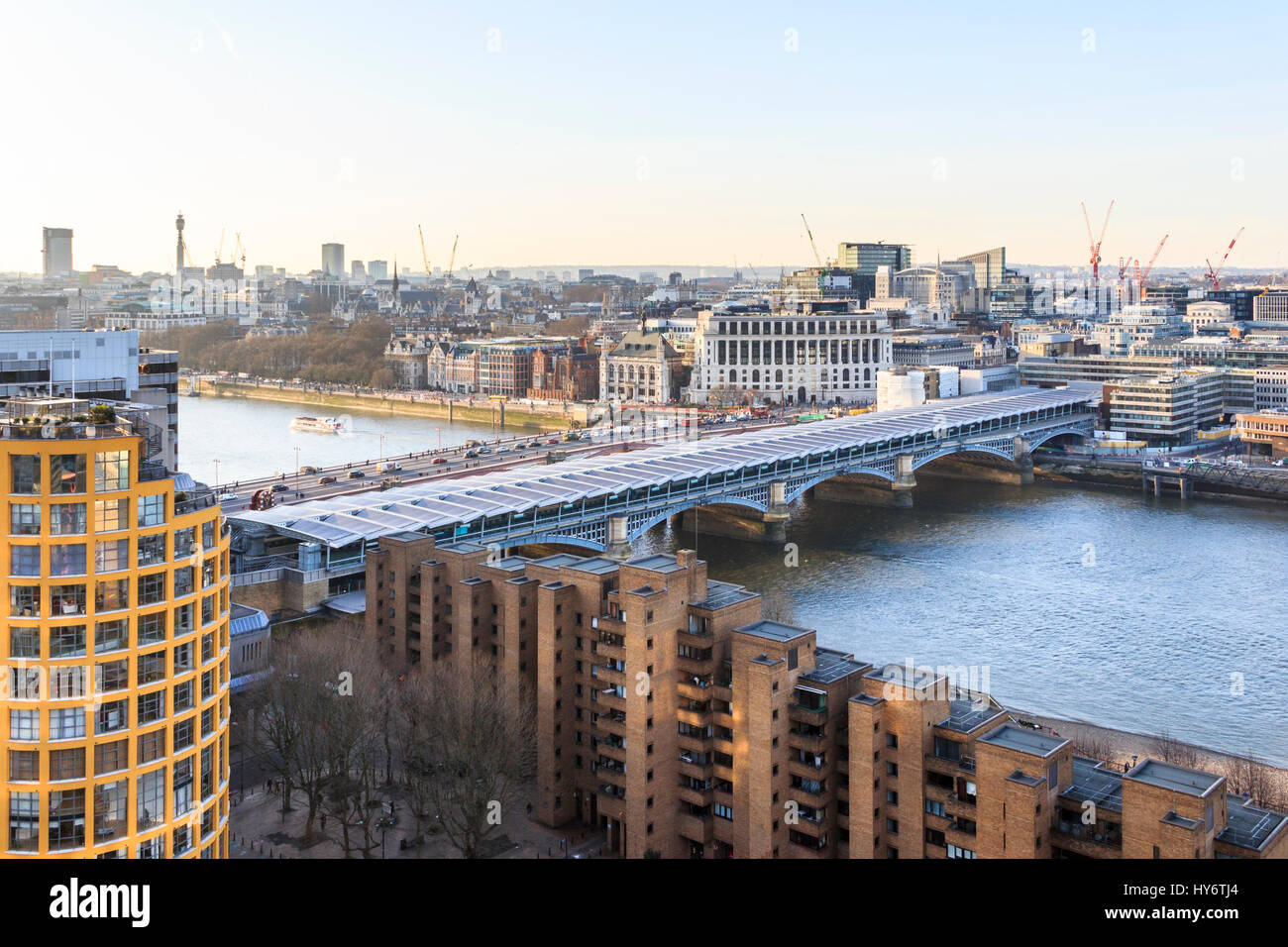 Blackfriars Bridge et de la gare ferroviaire de l'affichage de la galerie Tate Modern, Bankside, UK Banque D'Images