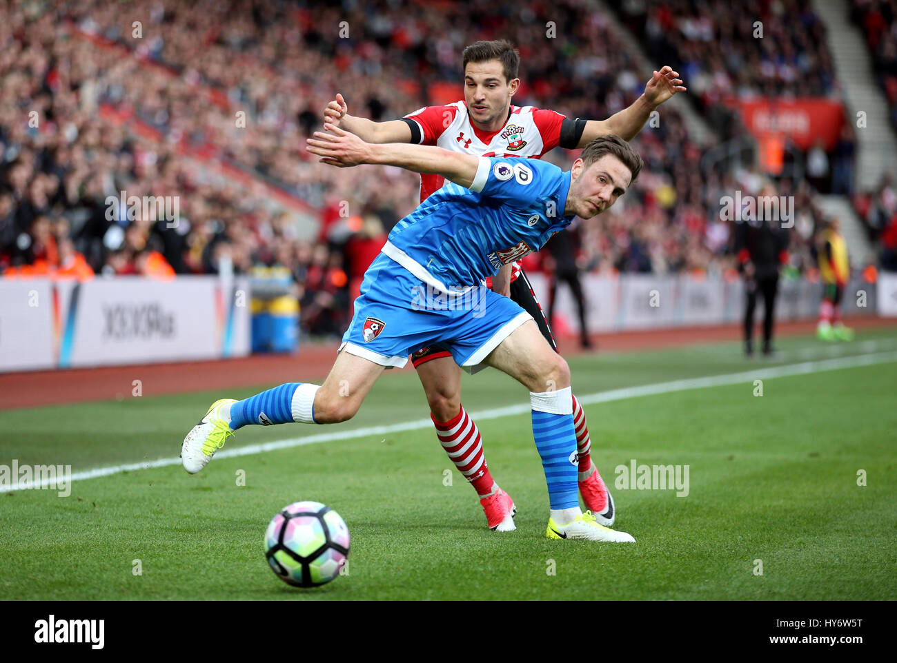 Cedric Soares de Southampton et de Bournemouth AFC Dan Gosling (avant) bataille pour la balle durant le premier match de championnat à St Mary's, Southampton. Banque D'Images