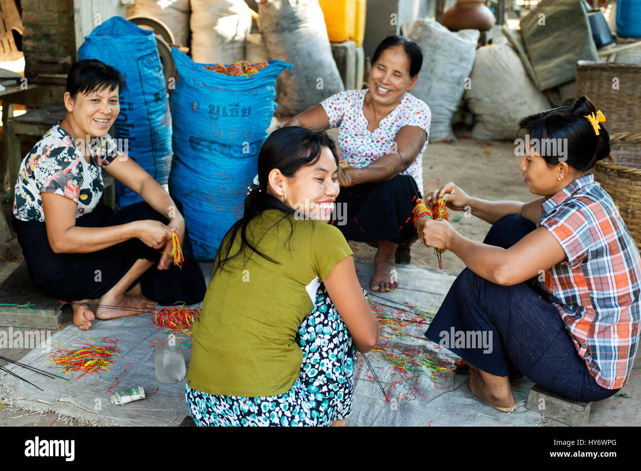 Myanmar (Birmanie). Mawlamyine. Bilu Kyun (Ogre Island). L'usine de caoutchouc. Les femmes qui font le contrôle de la qualité. Banque D'Images