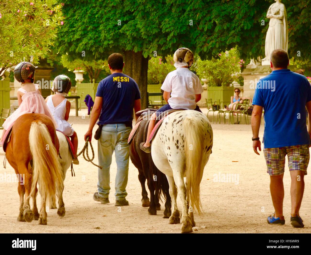 Balade en poney dans les jardins du luxembourg Banque de photographies et  d'images à haute résolution - Alamy