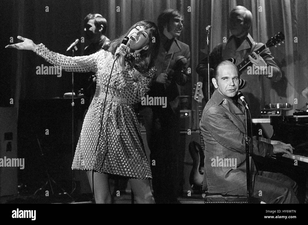 ANNIFRID LYNGSTAD à un spectacle au Bacchi Vapen avec le musicien Charlie Norman 1969 Banque D'Images