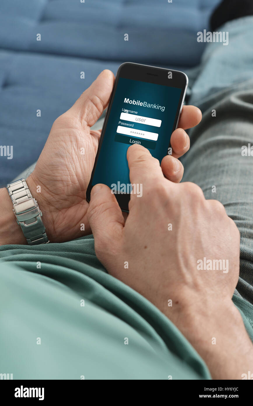 Les mains d'hommes utilisant les services bancaires en ligne sur smart phone Banque D'Images