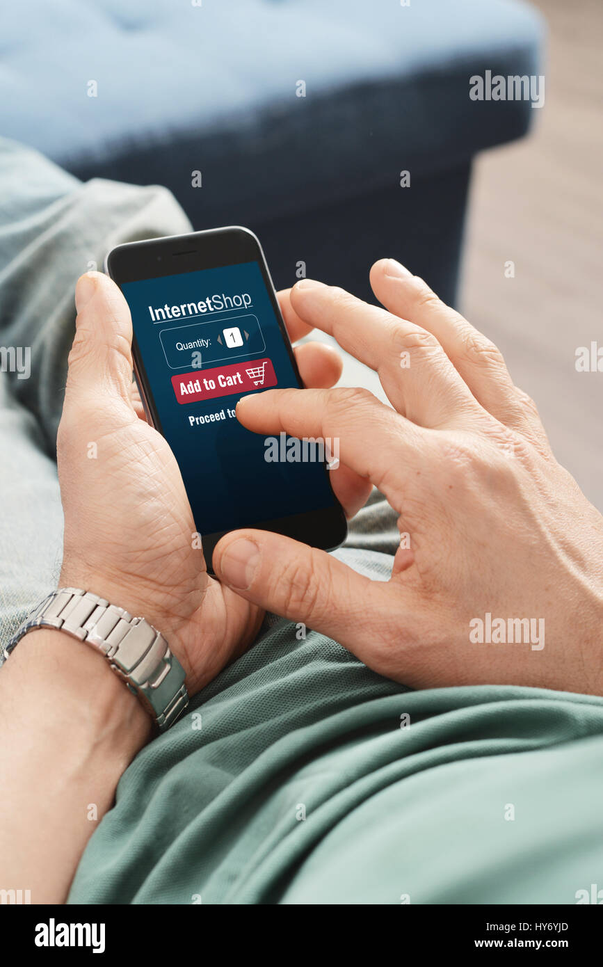 Les mains des hommes à l'aide de mobile pour les achats sur internet Banque D'Images