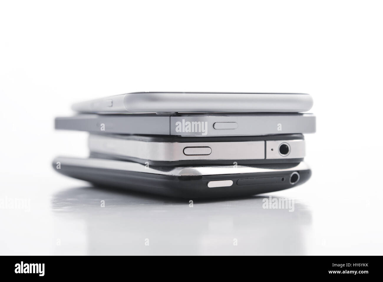 Kiev, Ukraine - Mars 05, 2016 : Pile de Apple iPhone 5s, Apple iPhone 6, Apple iPhone 4 et Apple iPhone 3GS. Banque D'Images
