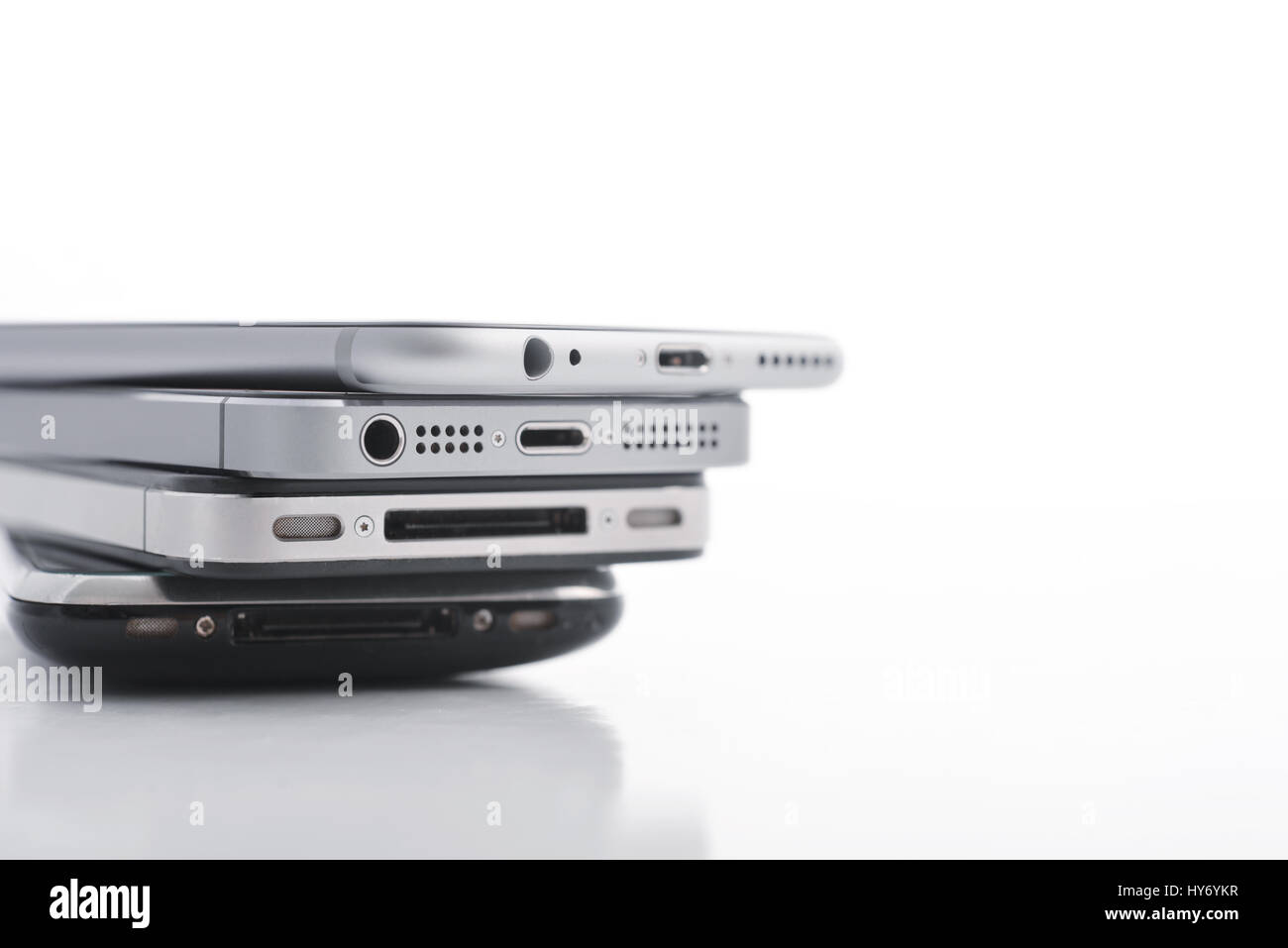 Kiev, Ukraine - Mars 05, 2016 : Pile de Apple iPhone 5s, Apple iPhone 6, Apple iPhone 4 et Apple iPhone 3GS. Isolé sur blanc. Banque D'Images