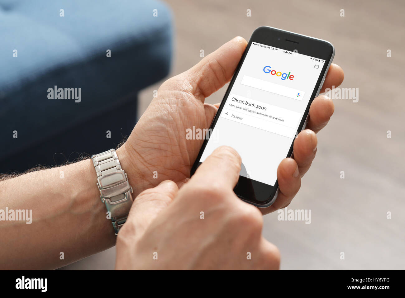 Kiev, Ukraine - Mars 06, 2016:un homme à l'écran tactile nouveau Apple iPhone 6 smartphone ouvrir google application. Banque D'Images